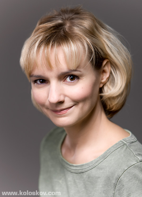 Studio portrait lighting setup (Genia)