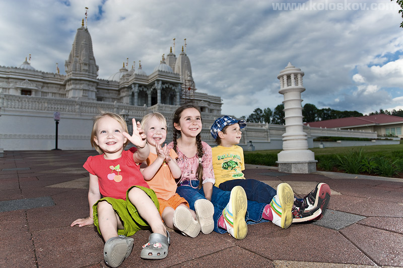 kids-and-indian-temple Kids and indian temple